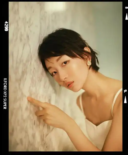 周冬雨穿吊带白裙出镜清新甜美气质出众
