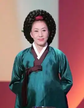 戏骨吕韵季逝世11周年大长今饰演郑尚宫葬礼上李英爱哭成泪人
