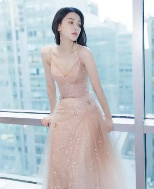 孙怡的腰太给力了穿修身裙秀蚂蚁腰,这才是圈内辣妈代表
