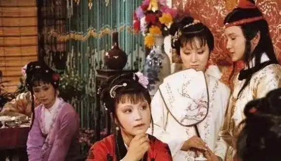 史湘云欲当众贬损林黛玉,不想琥珀一句玩笑话,让她无地自容