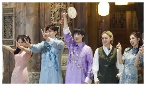 同样身穿旗袍杨幂少女俏皮,张雨绮清新优雅,身材傲娇人间绝美