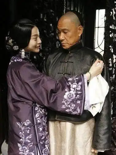 花200万甩掉前妻与范冰冰同居,如今范爷订婚,他70岁却过得这般清苦