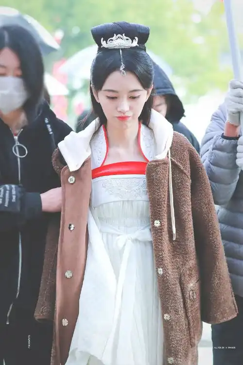 鞠婧祎两部作品爆剧照,白娘子造型神似杨幂三生三世白浅造型