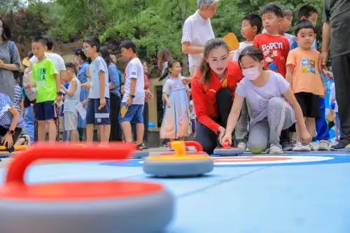 激情冰雪相约冬奥我爱我家冬奥社区行活动走进新天地社区