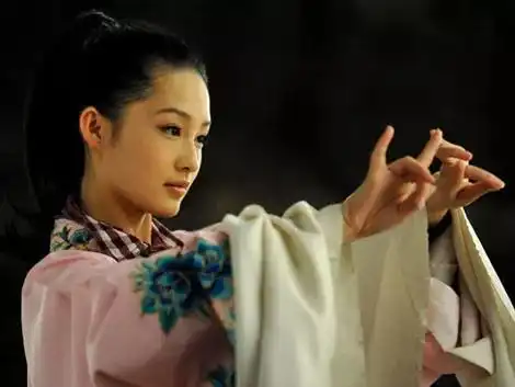 厉害刚上热搜又霸屏90年的她同台老戏骨也不怯场
