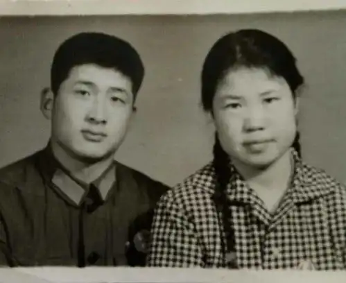 我家与党共成长三代人的从军照