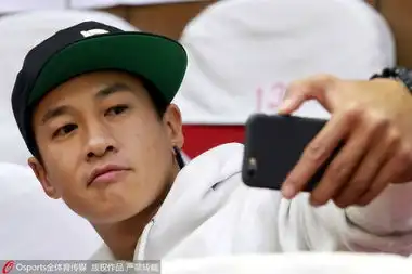 神秘美女陪同宫帅惊球员瘦如宝贝