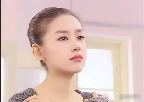 董洁二十岁时剧照,完全是遗传父母的高颜值,清冷淡雅气质独一份
