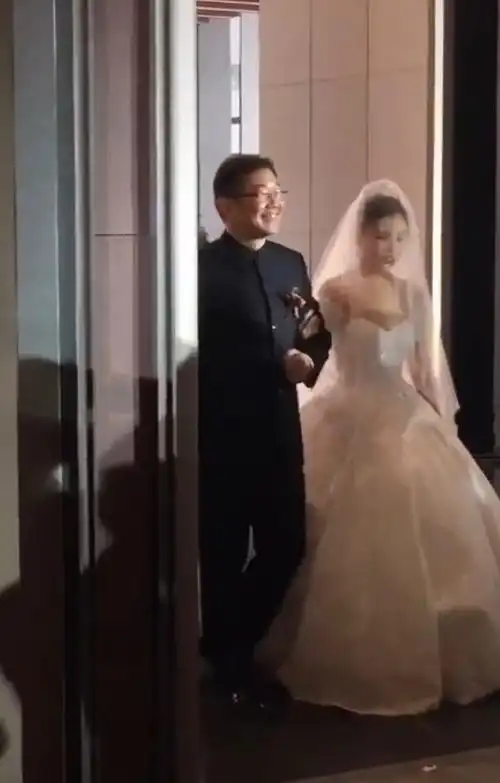 相声演员大兵女儿结婚,女儿五官精致很漂亮,李金斗做证婚人