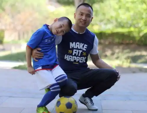 母亲被自家孩子掌掴后报警,民警批评教育,父亲他还是个孩子