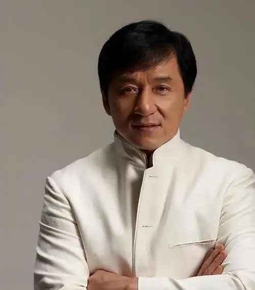 成龙回应满头白发每天早上花1个小时把头发刷白,健壮如初