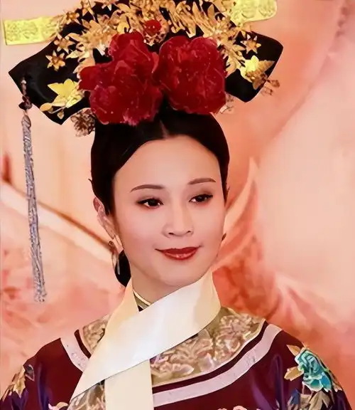 石筱群被尤小刚力捧,与殷桃刘诗诗同台争艳,43岁查无此人