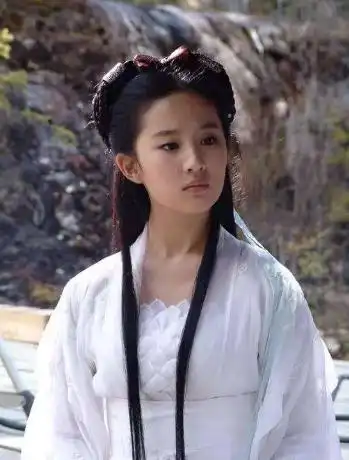 杨幂刘亦菲凌晨发文悼念金庸,刘亦菲曾主演金老先生的两部戏
