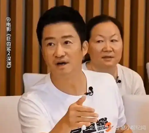 带斯坦森上海外滩吃饺子后,吴京又带巨齿鲨剧组吃淄博烧烤
