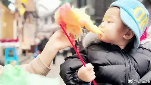 小兵张嘎谢孟伟全家逛街,儿子可爱老婆又变美貌,网友虎牙亮了