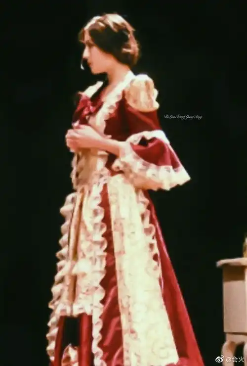 组图迪丽热巴出演玩偶之家旧照曝光宫廷风造型似洋娃娃