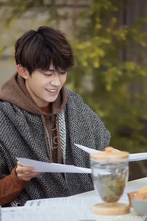 200310易烊千玺朋友请听好剧照新鲜出炉梨涡浅笑的文艺少年
