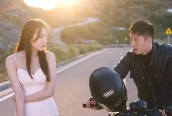 热巴终于穿上婚纱,只是胳肢窝太抢镜,与女神形象太不匹配了