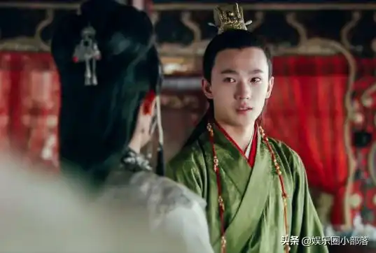 同样靠红楼走红,杨洋红透半边天,她却风光不再,37岁仍未婚