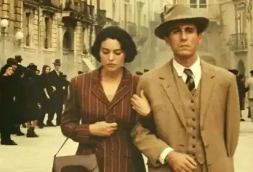 西西里的美丽传说面对曾经侮辱她的人,玛丽娜为什么选择原谅