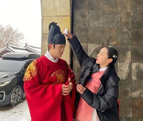 哲仁王后幕后花絮申惠善金正贤戏外让人笑疯,宫内人气王是她
