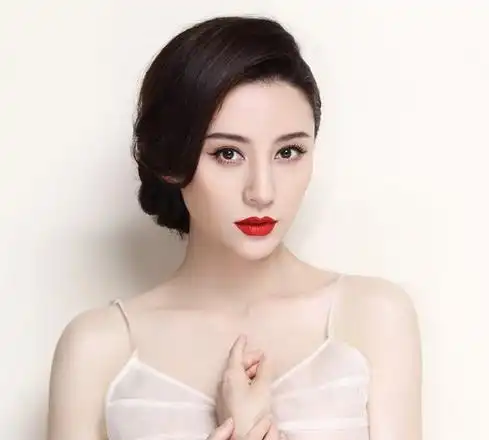 失婚女人邬倩倩年老色衰去整容膝下无子,抚养侄女抱团取暖

