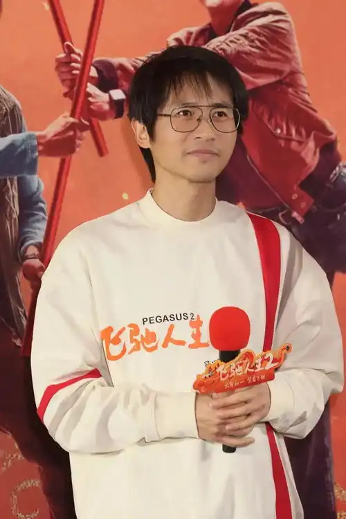 破防了,广州地铁大爷谈读书无用被带走,网友说实话违法吗