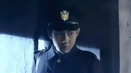 刀光枪影大批警察如临大敌围住被窝,不料一掀开直接傻眼了
