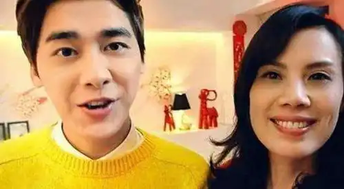 郑爽妈妈和李易峰妈妈撞脸,两人神似亲姐妹,网友血缘关系十足