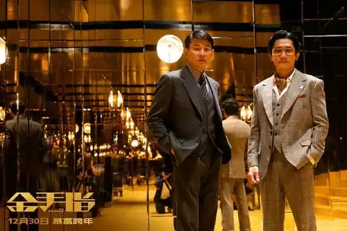 刘德华没休息现身路演,再穿军大衣引关注,和粉丝打招呼超接地气
