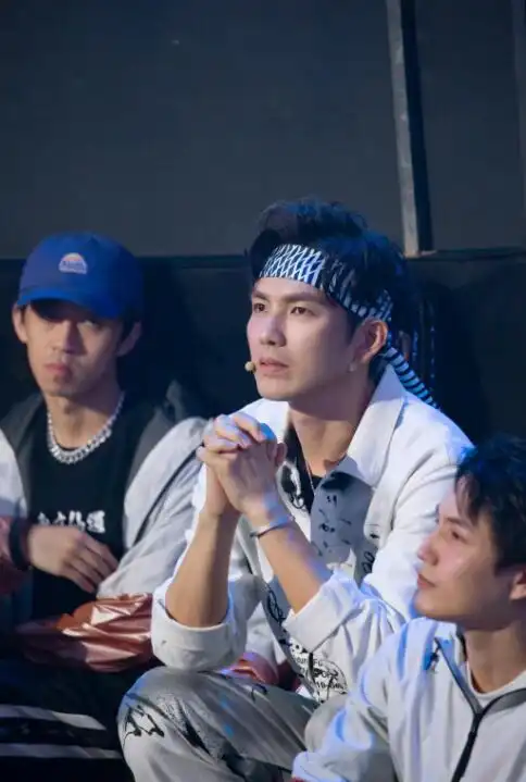 47岁钟汉良近照发腮严重,脸僵似老奶奶,网友大呼撞脸林瑞阳
