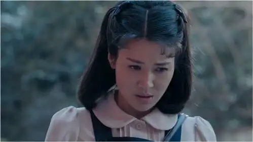 女孩为了全家放弃演出,哪想看着团里摆出的剧照,女孩落寞不已
