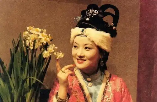 长大后才发现,红楼梦里最精明且深藏不露的,薛宝钗还排不上名号