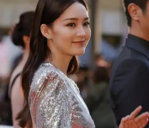 李沁穿开叉裙走路不敢迈步,抓怕惊现扯裙手,设计师过来挨打
