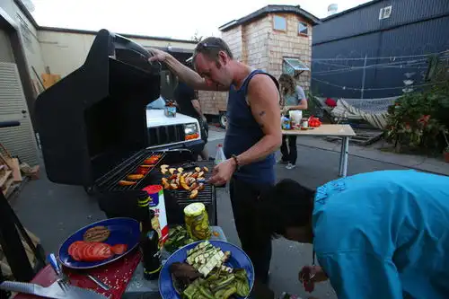 美式蜗居由集装箱构成的村庄