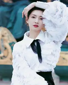 他陪江疏影去巴黎,曾到剧组探班,客串恋爱先生,但他俩却不可能
