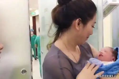 女儿生孩子,妈妈探望却被误认为姐姐,网友最美丈母娘错不了