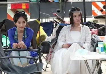 古剑奇谭曝片场花絮杨幂搞怪晒基友照图
