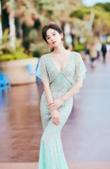 女星影视最丑造型娜扎豁出去了,郑爽热巴都没逃过锅盖头
