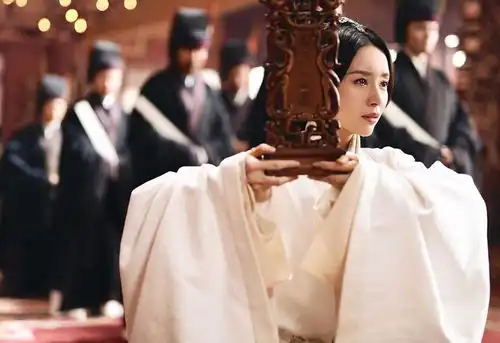 曹操掌控实权后,为何还把自己的三个女儿送给傀儡汉献帝当玩物
