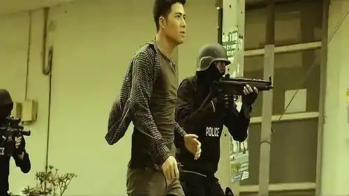 犯罪分子在街上随意开抢射击,百姓四下溃逃,他们就更醒目了
