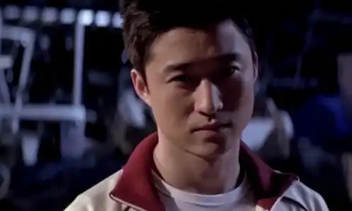 吴京的故事被改编成电影,内地上映被删减近20分钟,却依然经典
