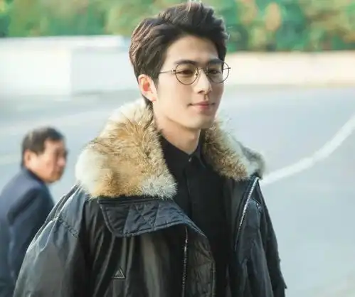 他7岁便被父母抛弃,成名后继母却让他养,他霸气回复做梦