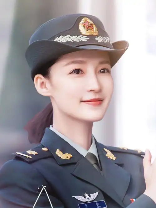 从中国机长到爱上特种兵,我果然又被李沁穿制服的样子杀到了
