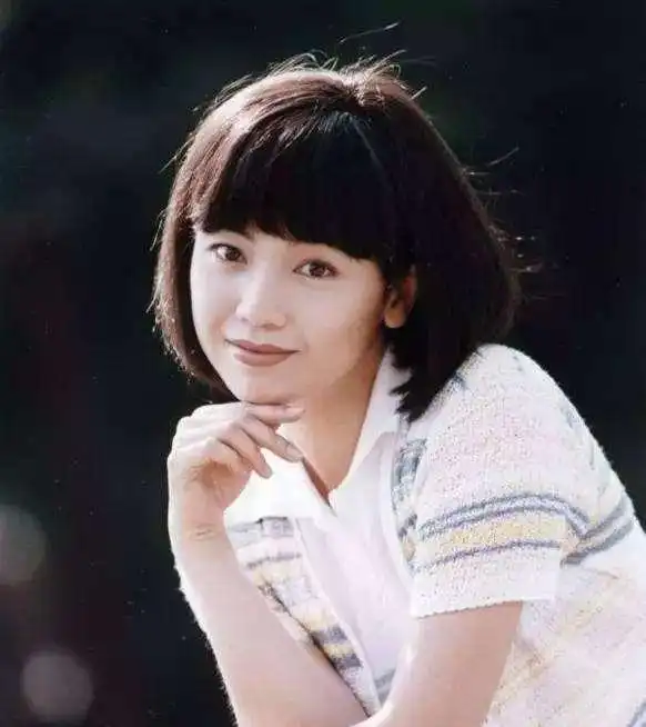 她年轻时恋上万梓良,未能结成正果,中年爱上有妇之夫江华毁了青春