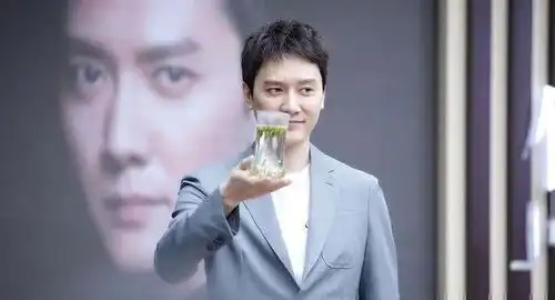 当爸了就是不一样冯绍峰穿蓝色西服亮相,尽显儒雅绅士风范
