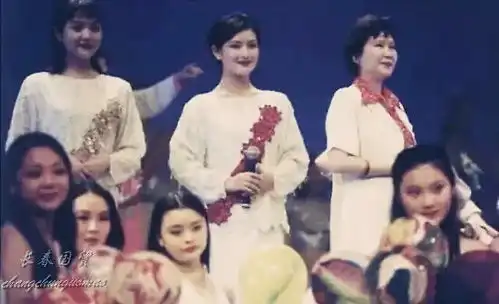 谢娜大学旧照曝光模样青涩略显婴儿肥
