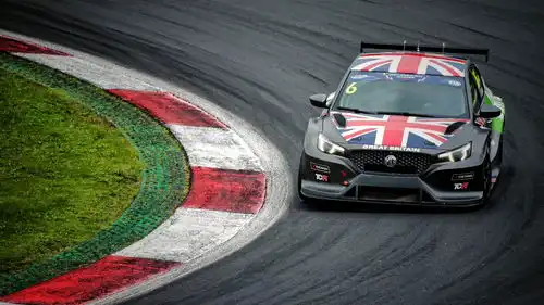 飞驰人生中林臻东原型张臻东从意大利比赛现场发来的照片