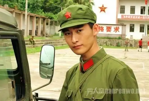 刘昊然军训后遗症当红男星军装照大盘点
