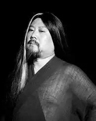 郭德纲越光宝盒剧照曝光妩媚版曹操露香肩
